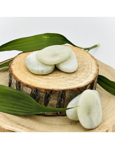 Jade verde rolada plana para cura emocional, harmonia interior e expansão suave do chakra do coração