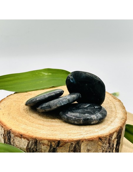 Merlinita rodada plana para integración emocional, claridad interior y equilibrio entre luz y sombra