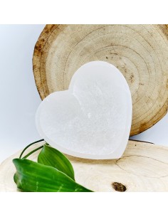 Taça de selenite natural em forma de coração, ideal para limpeza e recarregamento energético de cristais e objetos espirituais.