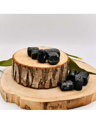 Nuummite rodada para protección profunda, fuerza interior y transformación personal