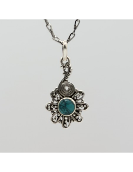 Colgante de turquesa Flor en plata para protección espiritual, comunicación auténtica y armonía interior