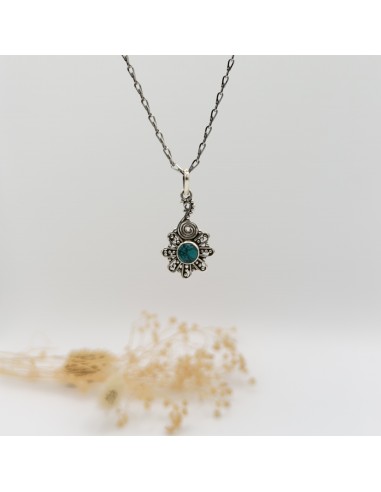 Colgante de turquesa Flor en plata para protección espiritual, comunicación auténtica y armonía interior