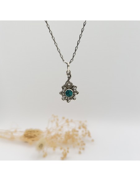 Colgante de turquesa Flor en plata para protección espiritual, comunicación auténtica y armonía interior