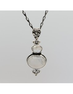 Pendente de pedra da lua em prata para intuição, equilíbrio emocional e conexão com a energia feminina.