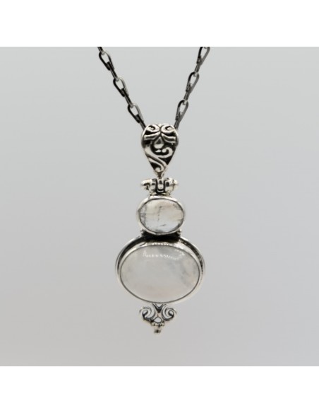 Pendente de pedra da lua em prata para intuição, equilíbrio emocional e conexão com a energia feminina.