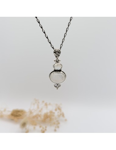 Pendente de pedra da lua em prata para intuição, equilíbrio emocional e conexão com a energia feminina.