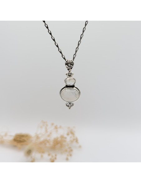 Colgante de piedra de la luna en plata para intuición, equilibrio emocional y conexión con la energía femenina.