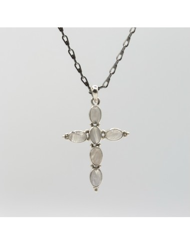 Colgante de piedra de la luna en forma de cruz para intuición, protección energética y equilibrio emocional.
