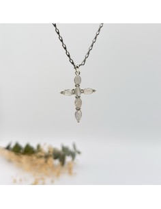 Colgante de piedra de la luna en forma de cruz para intuición, protección energética y equilibrio emocional. 2