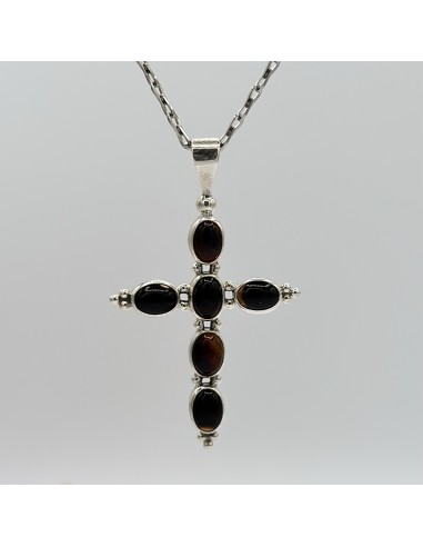 Colgante de ónix en forma de cruz para protección energética, fuerza interior y estabilidad emocional.