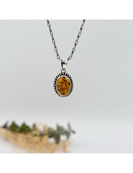 Colgante de ámbar en plata para vitalidad, protección energética y equilibrio emocional.