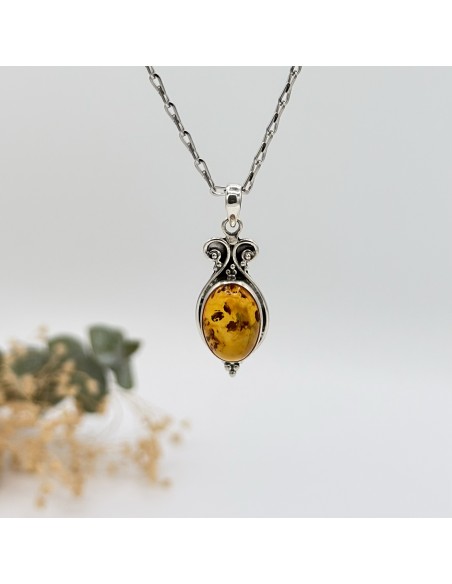 Colgante de ámbar en plata para vitalidad, protección energética y equilibrio emocional diario.