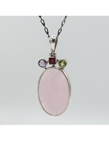 Colgante de cuarzo rosa en plata para amor propio, sanación emocional y equilibrio del chakra cardíaco.