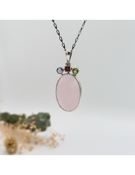 Pendente de quartzo rosa em prata para amor próprio, cura emocional e equilíbrio do chakra cardíaco.