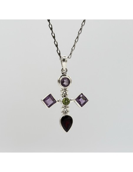 Colgante en cruz con amatista, granate y olivino en plata para protección espiritual
