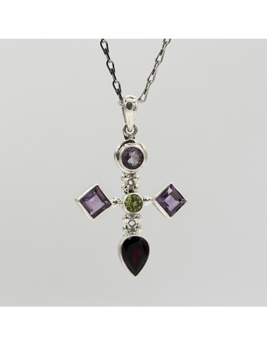Colgante en cruz con amatista, granate y olivino en plata para protección espiritual