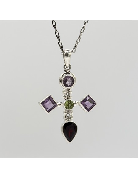 Colgante en cruz con amatista, granate y olivino en plata para protección espiritual