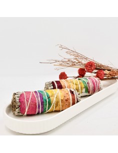 Sahumerio de salvia blanca con pétalos coloridos de los 7 chakras para purificación, limpieza y equilibrio energético.