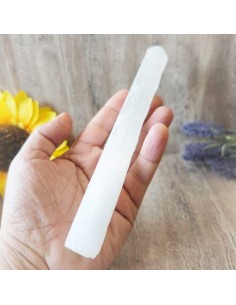 Selenite em barra de 7 a 9 cm para limpeza energética, clareza mental e elevação vibracional do campo.