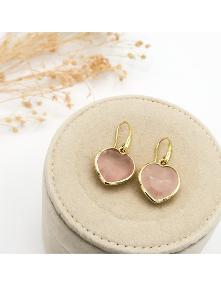 Brincos de quartzo rosa em forma de coração para amor próprio, cura emocional e equilíbrio do chakra cardíaco.