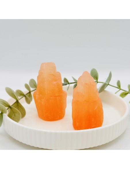 Torre de Selenite Naranja — cristal de luz, purificación y vitalidad que equilibra emociones y revitaliza el campo energético.