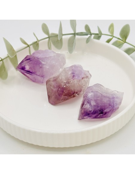 Punta de amatista de 4 a 6 cm para tranquilidad emocional, protección energética y elevación espiritual consciente.