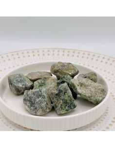 Diopsídio em bruto que promove cura profunda, força interior e equilíbrio do coração