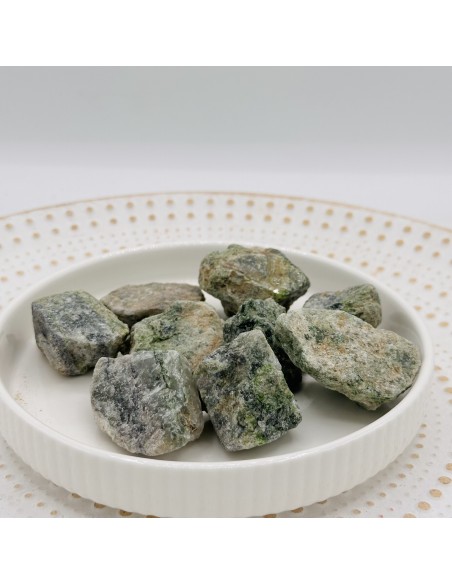 Diopsídio em bruto que promove cura profunda, força interior e equilíbrio do coração