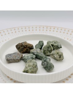 Diopsido en bruto que aporta sanación profunda, fuerza interior y renovación del corazón