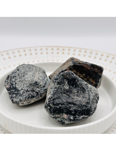 Obsidiana Copos de Nieve en bruto que aporta purificación profunda, equilibrio interior y lucidez emocional