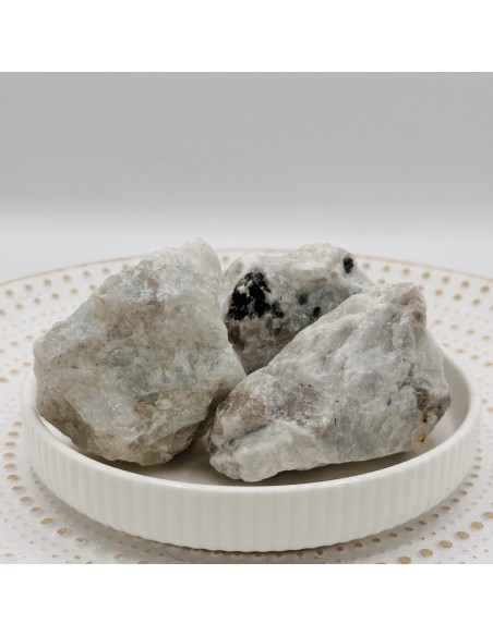 Pedra da Lua em bruto que promove intuição, luz interior e equilíbrio emocional