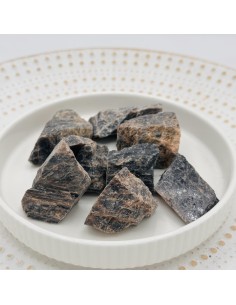 Piedra de la Luna Negra en bruto para protección emocional, intuición profunda y enraizamiento energético femenino