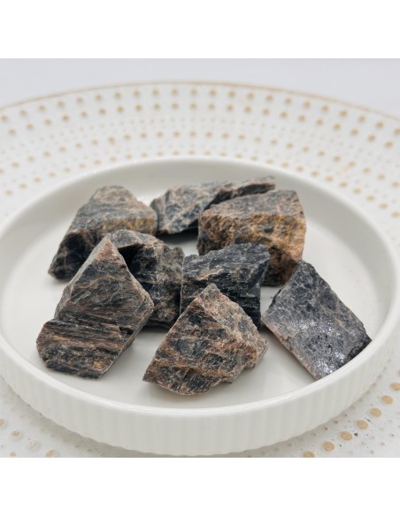 Pedra da Lua Negra em bruto para proteção emocional, intuição profunda e enraizamento energético feminino