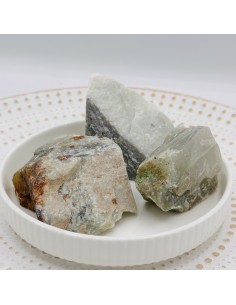 Jade verde em bruto que promove abundância, cura do coração e harmonia interior