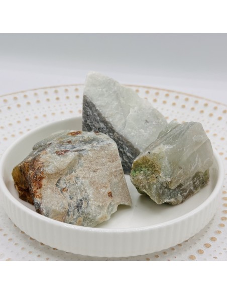 Jade verde en bruto que aporta abundancia, sanación del corazón y armonía interior