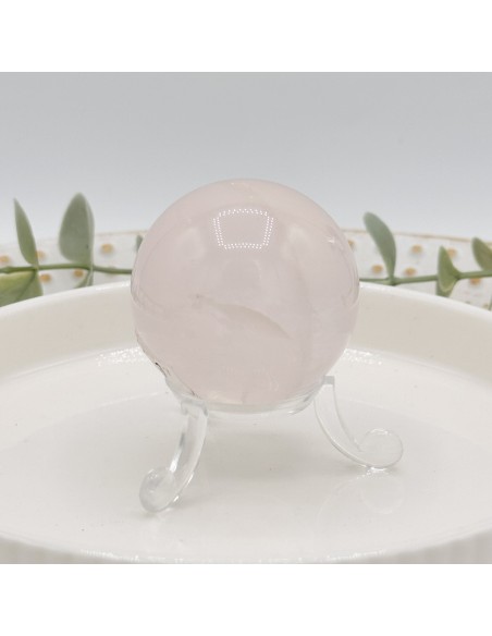 Esfera de cuarzo rosa mediana que activa el amor propio potencia la sanación emocional y suaviza la energía del corazón