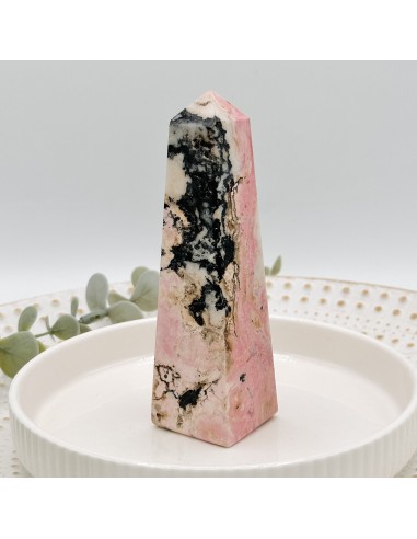 Obelisco de rodonite para cura emocional profunda, equilíbrio do coração e fortalecimento interior.