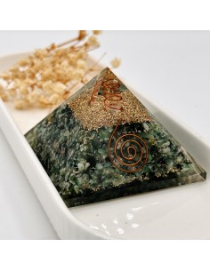 Pirâmide de esmeralda orgonite 7 cm cristal natural