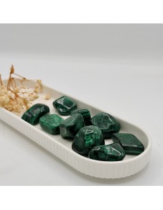 Malaquita rodada para transformación emocional profunda, protección energética y liberación de bloqueos