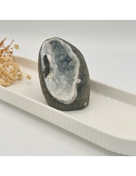 Geodo de calcedónia com estilbite cristal natural