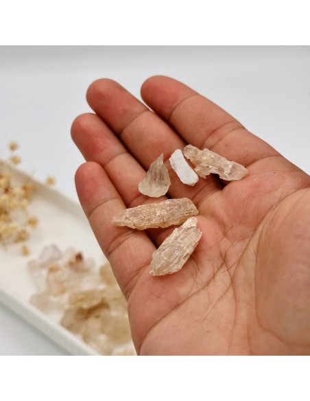 Espodumena natural de 1 a 2 cm, cristal para sanación emocional, confianza interior y liberación de bloqueos.