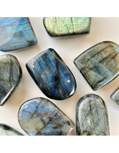 Labradorite natural da Madagáscar em formas variadas, cristal para proteção espiritual e desenvolvimento da intuição.