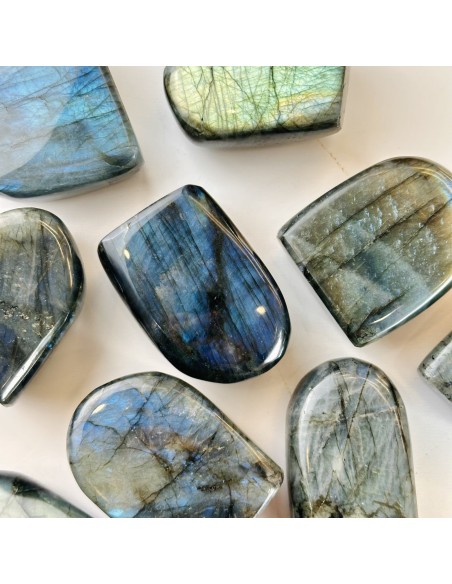 Labradorite natural da Madagáscar em formas variadas, cristal para proteção espiritual e desenvolvimento da intuição.