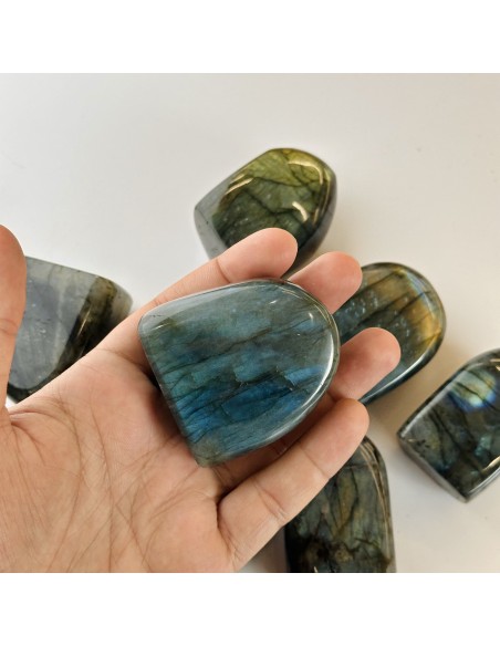 Labradorita natural de Madagascar en formas variadas, cristal para protección energética y expansión intuitiva.