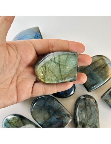 Labradorite natural da Madagáscar em formas variadas, cristal para proteção espiritual e desenvolvimento da intuição.