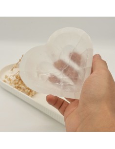 Cuenco de selenita en forma de corazón, ideal para limpieza y recarga energética de cristales y objetos espirituales. 2