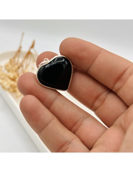Colgante de ónix en forma de corazón para protección energética, fuerza interior y estabilidad emocional.