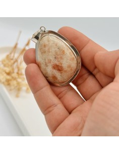 Colgante con piedra del sol natural en cabujón y plata. Cristal para alegría del alma, fuerza interior y magnetismo personal.