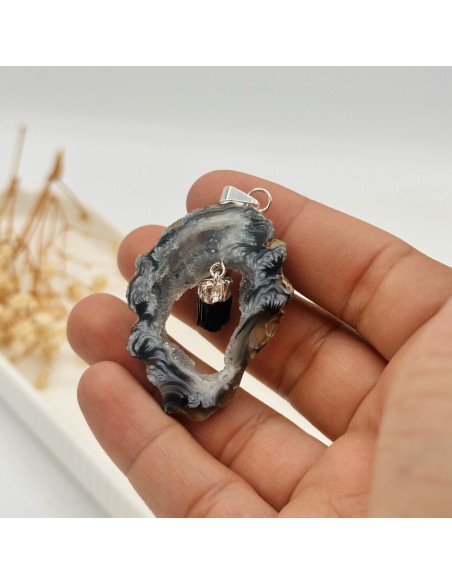 Pendente de ágata com ponta de turmalina para proteção energética, enraizamento profundo e estabilidade interior.