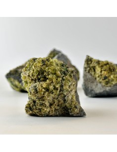 Xenólito com peridoto natural, cristal para renovação emocional, abertura do coração e clareza espiritual.